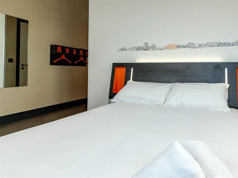 Easyhotel ミルトン・ケインズ エクステリア 写真